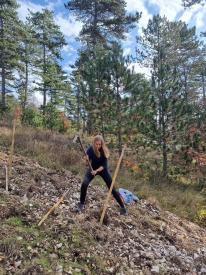 une femme qui plante un trou pour planter 