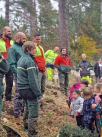 une femme explique aux enfants 